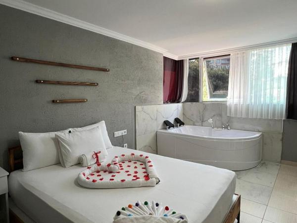 Esen Life OTEL : photo 1 de la chambre suite lit king-size avec baignoire spa