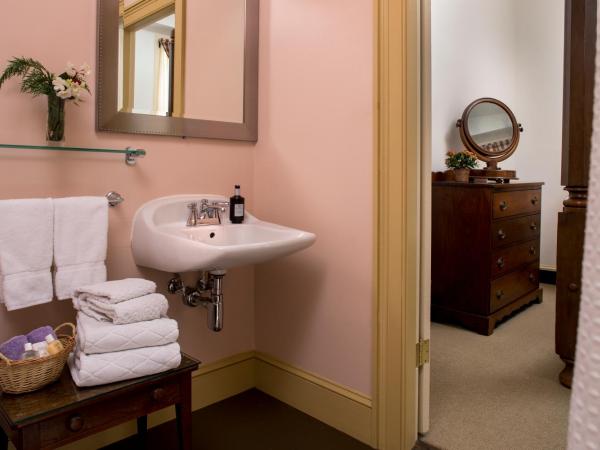 Rachael's Dowry Bed and Breakfast : photo 6 de la chambre suite lit queen-size avec balcon