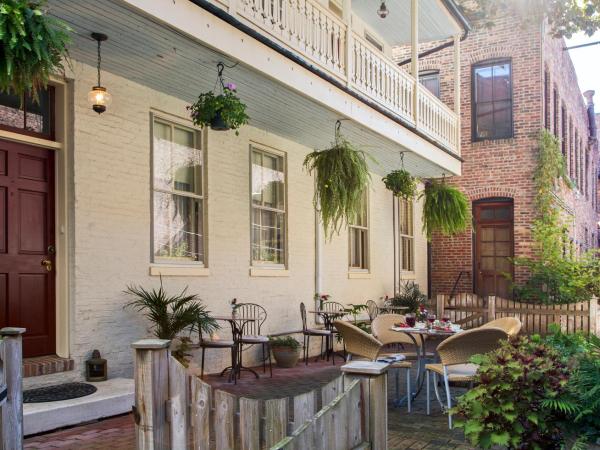 Rachael's Dowry Bed and Breakfast : photo 4 de la chambre suite lit queen-size avec balcon