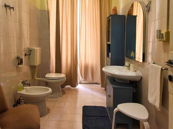 Hotel Suisse : photo 3 de la chambre chambre double avec salle de bains commune