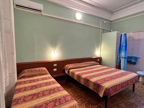 Hotel Barone : photo 1 de la chambre chambre triple confort avec douche