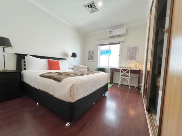 North Ryde Guesthouse : photo 1 de la chambre chambre lit queen-size avec salle de bains commune 