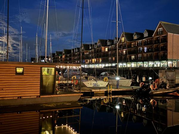 Float uniquely on Liverpool Waterfront on our high end 8 berth Houseboat : photo 10 de la chambre mobile home