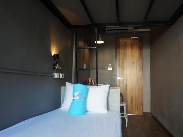 In a Box Hostel : photo 2 de la chambre chambre triple avec salle de bains privative