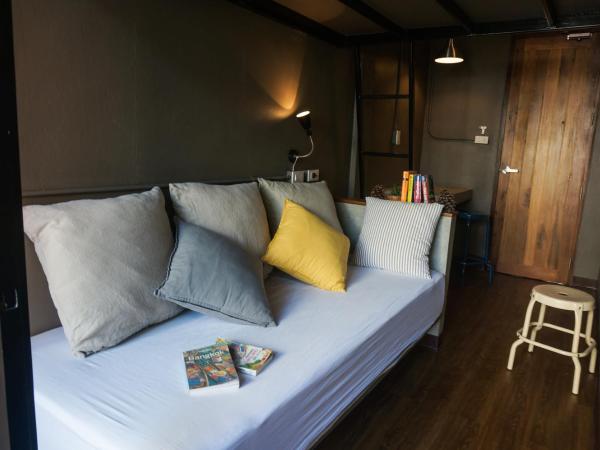 In a Box Hostel : photo 3 de la chambre chambre double avec salle de bains commune