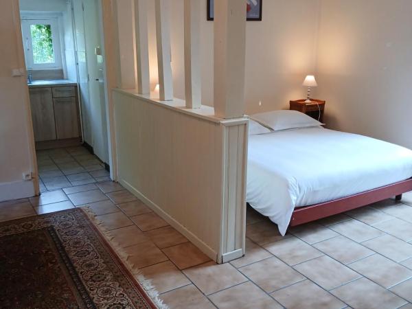 Château de Maucouvent -'Le Cottage' : photo 2 de la chambre chambre double