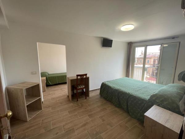 Hotel Cortese : photo 3 de la chambre chambre triple avec salle de bains privative