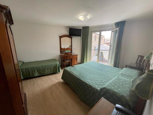 Hotel Cortese : photo 4 de la chambre chambre triple avec salle de bains privative