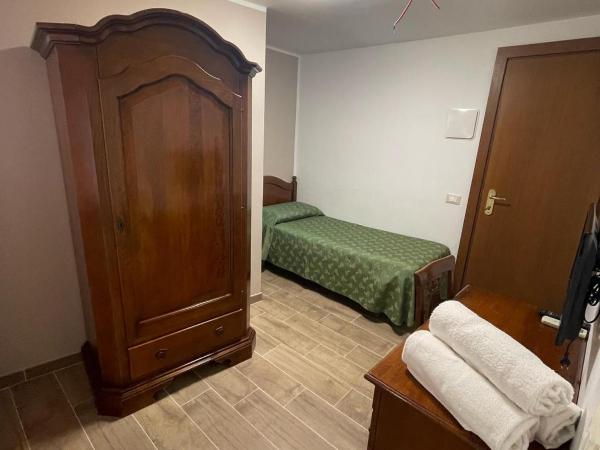 Hotel Cortese : photo 1 de la chambre chambre triple avec salle de bains privative