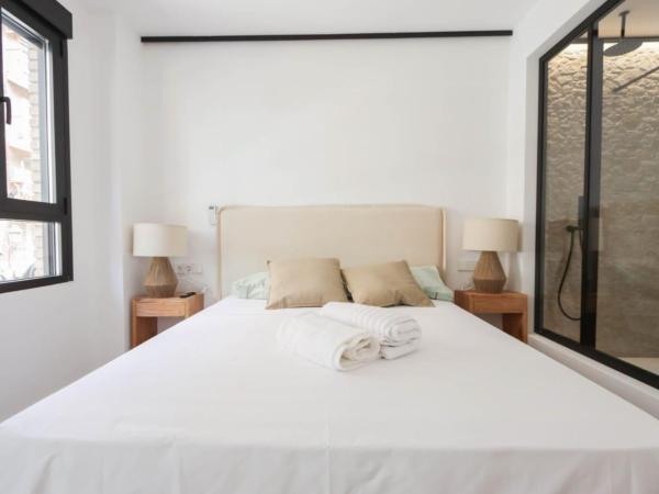 Hostal Roca 26 : photo 2 de la chambre chambre double avec balcon
