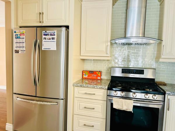 Spacious Modern Queen Room Near Fairview Mall, 401 & 404 : photo 8 de la chambre chambre double avec salle de bains commune