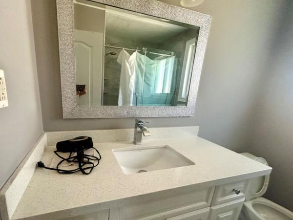 Spacious Modern Queen Room Near Fairview Mall, 401 & 404 : photo 7 de la chambre chambre double avec salle de bains commune