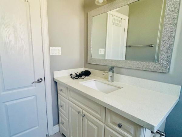 Spacious Modern Queen Room Near Fairview Mall, 401 & 404 : photo 6 de la chambre chambre double avec salle de bains commune