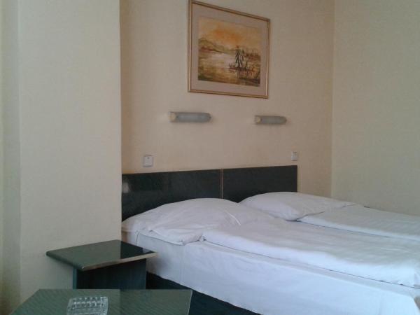 Hotel Bara Budapest : photo 7 de la chambre chambre triple avec douche