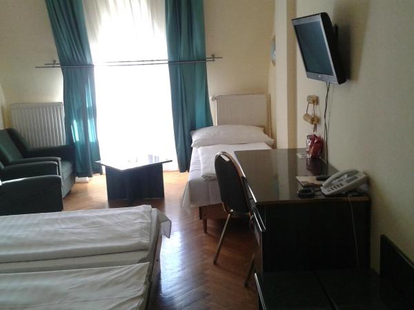 Hotel Bara Budapest : photo 3 de la chambre chambre triple avec douche