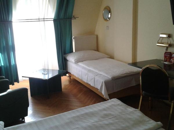 Hotel Bara Budapest : photo 5 de la chambre chambre triple avec douche