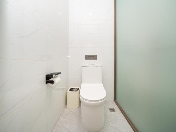 Denpa Inn - Shanghai Hongqiao Jinhui Road Branch : photo 7 de la chambre bed in 8-bed male dormitory room - shared bathroom