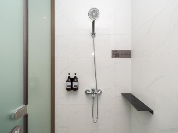 Denpa Inn - Shanghai Hongqiao Jinhui Road Branch : photo 8 de la chambre bed in 8-bed male dormitory room - shared bathroom