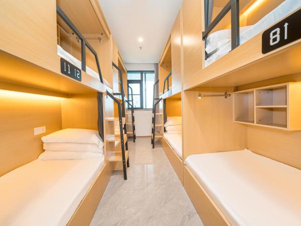 Denpa Inn - Shanghai Hongqiao Jinhui Road Branch : photo 1 de la chambre bed in 8-bed male dormitory room - shared bathroom