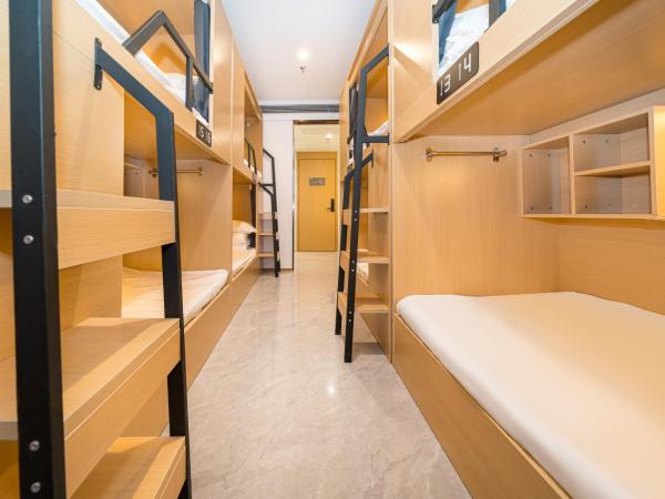 Denpa Inn - Shanghai Hongqiao Jinhui Road Branch : photo 4 de la chambre bed in 8-bed male dormitory room - shared bathroom