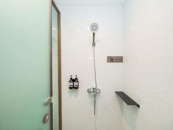 Denpa Inn - Shanghai Hongqiao Jinhui Road Branch : photo 5 de la chambre bed in 6-bed male dormitory room - shared bathroom