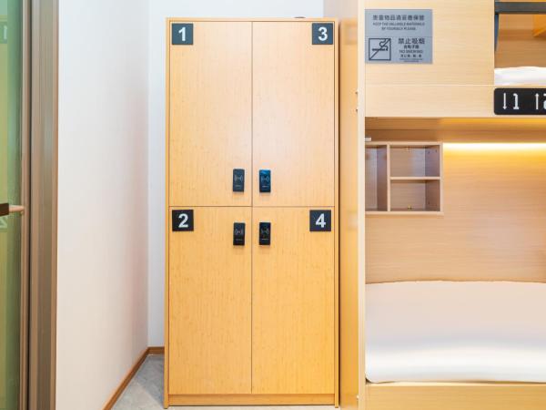 Denpa Inn - Shanghai Hongqiao Jinhui Road Branch : photo 4 de la chambre lit dans dortoir pour hommes de 4 lits avec salle de bains commune