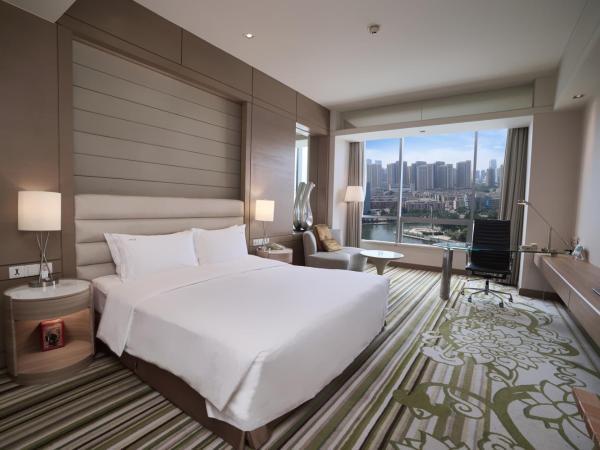 Holiday Inn Tianjin Riverside, an IHG Hotel : photo 1 de la chambre chambre lit king-size avec vue sur la rivière