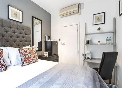 Martel Guest House : photo 1 de la chambre chambre double avec salle de bains privative