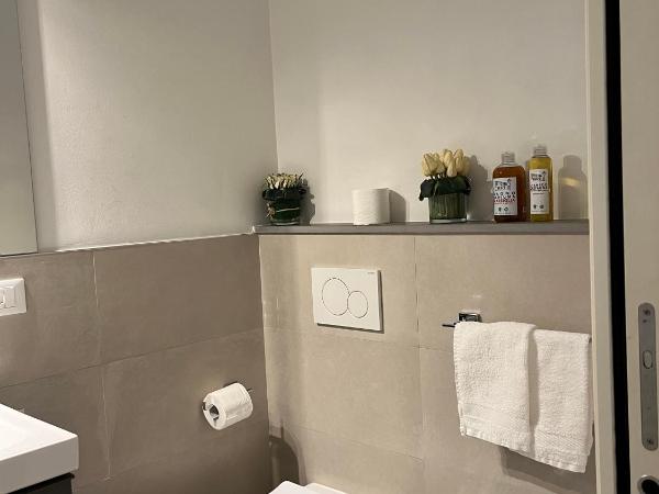 Villa Due Giardini : photo 10 de la chambre chambre double Économique avec salle de bains privative séparée