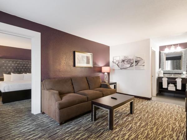 Clarion Inn & Suites Across From Universal Orlando Resort : photo 4 de la chambre suite lit king-size avec canapé-lit - non-fumeurs