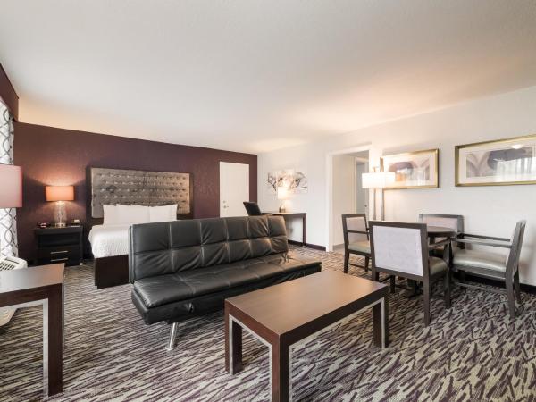 Clarion Inn & Suites Across From Universal Orlando Resort : photo 1 de la chambre chambre lit king-size avec coin cuisine - non-fumeurs