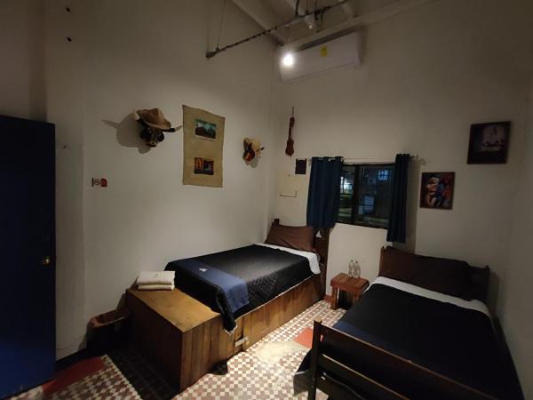 Chuchumbé Hotel & Hostal : photo 4 de la chambre chambre lit queen-size avec salle de bains commune 