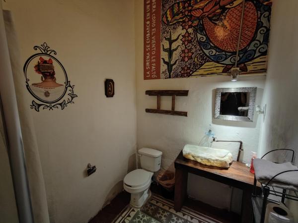 Chuchumbé Hotel & Hostal : photo 10 de la chambre chambre lit queen-size avec salle de bains commune 