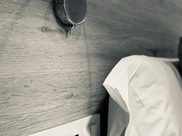 Hostal Sans : photo 4 de la chambre chambre double ou lits jumeaux avec salle de bains privative