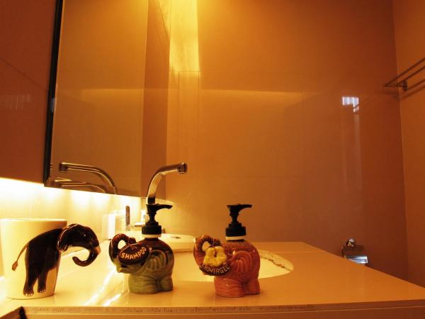 The White Elephant Home : photo 9 de la chambre chambre lit king-size avec balcon