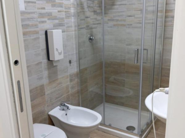 Via Trento 30 : photo 10 de la chambre chambre triple avec salle de bains privative