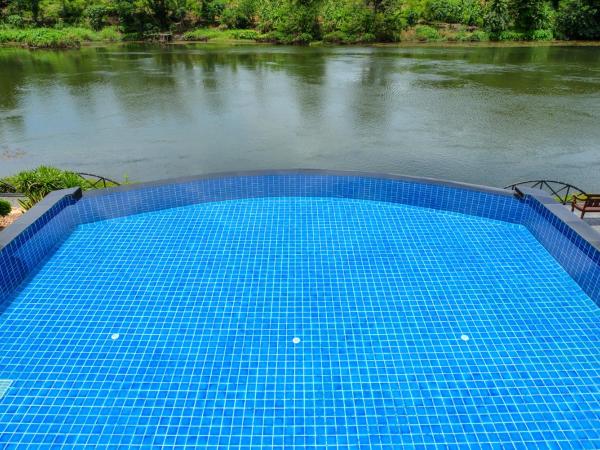 Princess River Kwai Hotel : photo 4 de la chambre chambre lits jumeaux de luxe avec vue sur la rivière