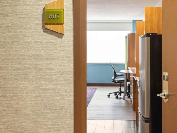 Home2 Suites by Hilton Albuquerque Downtown/University : photo 4 de la chambre studio with two queen beds and roll-in shower - mobility and hearing access/non-smoking