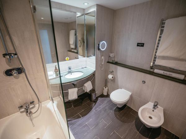 voco St. David's Cardiff, an IHG Hotel : photo 5 de la chambre chambre lit king-size avec balcon