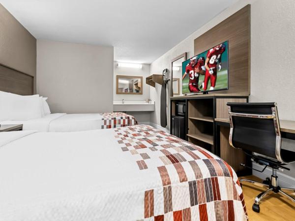 Red Roof Inn Tampa Fairgrounds - Casino : photo 3 de la chambre chambre deluxe avec 2 lits doubles - non-fumeurs