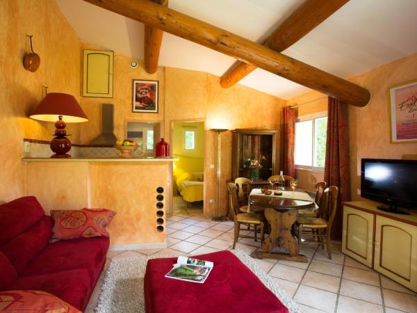 La Campagne St Lazare - Restaurant Chambres d'Hôtes Piscine & SPA : photo 9 de la chambre suite côté jardin - spring side