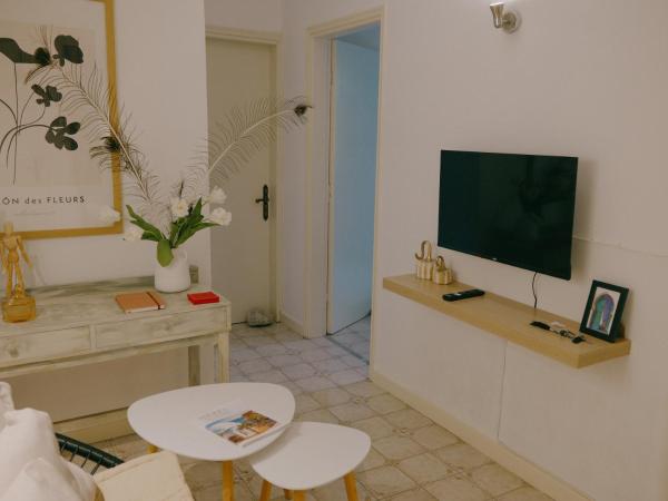 Rhodes Backpackers Boutique Hostel and Apartments : photo 9 de la chambre appartement avec balcon