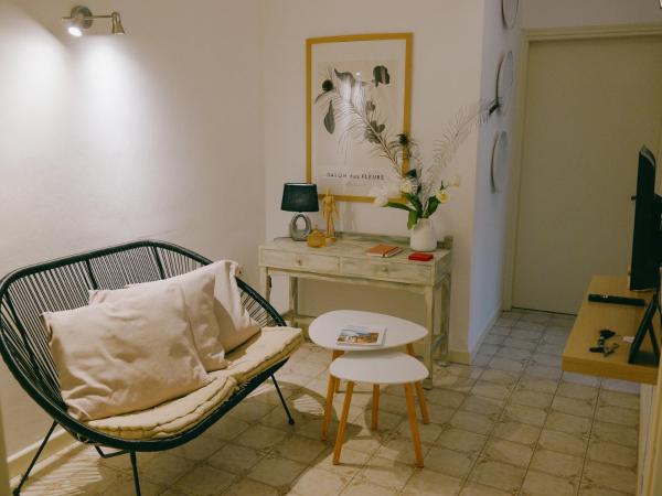 Rhodes Backpackers Boutique Hostel and Apartments : photo 1 de la chambre appartement avec balcon