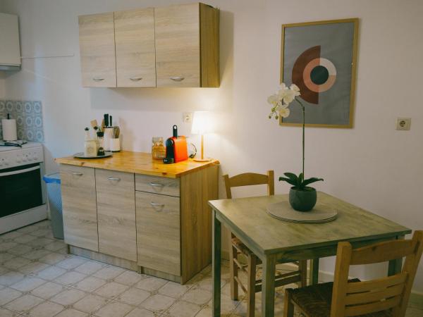 Rhodes Backpackers Boutique Hostel and Apartments : photo 10 de la chambre appartement avec balcon