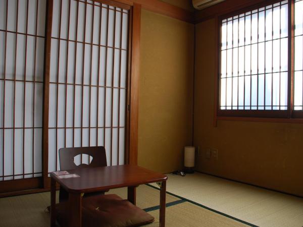 Tiny GuestHouse Umekoji 梅小路 : photo 5 de la chambre chambre lits jumeaux de style japonais avec salle de bains commune