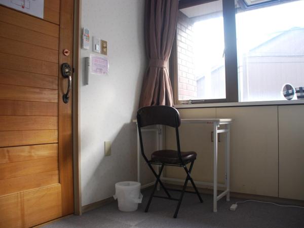 Tiny GuestHouse Umekoji 梅小路 : photo 6 de la chambre chambre lits jumeaux standard avec salle de bains commune
