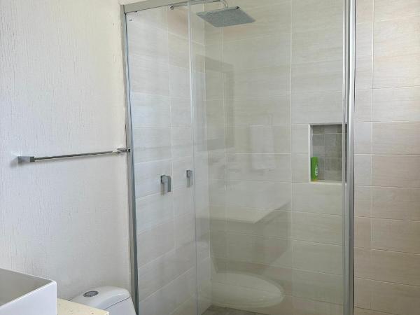 Habitación con baño privado, frente al Conin : photo 3 de la chambre chambre double avec salle de bains privative