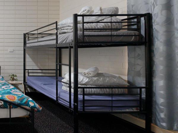 West End Motel & Backpackers : photo 1 de la chambre lit dans dortoir mixte de 4 lits