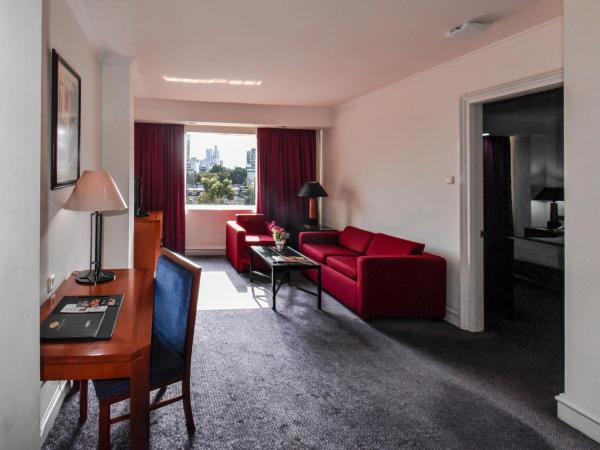 Surabaya Suites Hotel Powered by Archipelago : photo 3 de la chambre suite deluxe avec lit king-size
