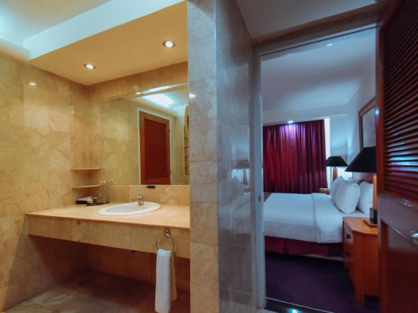 Surabaya Suites Hotel Powered by Archipelago : photo 2 de la chambre suite deluxe avec lit king-size